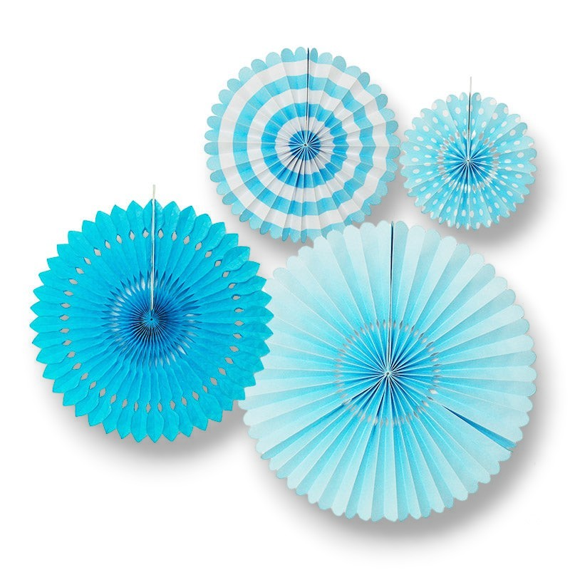 Set de 4 abanicos de papel PartyStore en tonos azul claro y brillante con diseños de rayas y lunares para decoración.