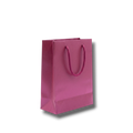 Bolsa de regalo PartyStore en color rosa metálico con asas de cordón trenzado, ideal para fiestas y celebraciones.