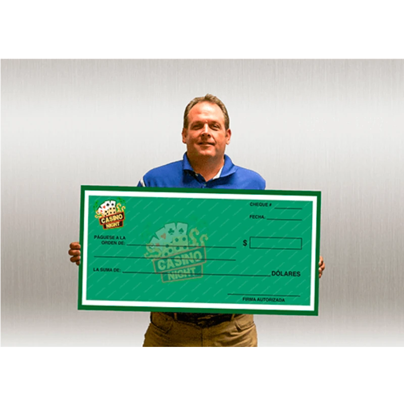 Hombre sosteniendo un cheque gigante de PartyStore con diseño temático de Casino Night en color verde