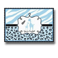 Invitaciones PartyStore para niño con estampado animal print azul, diseño de jirafas y borde festoneado negro