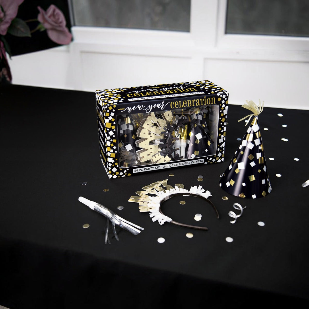 Kit de fiesta de Año Nuevo PartyStore para 8 personas con sombreros, diademas y matracas en negro y dorado