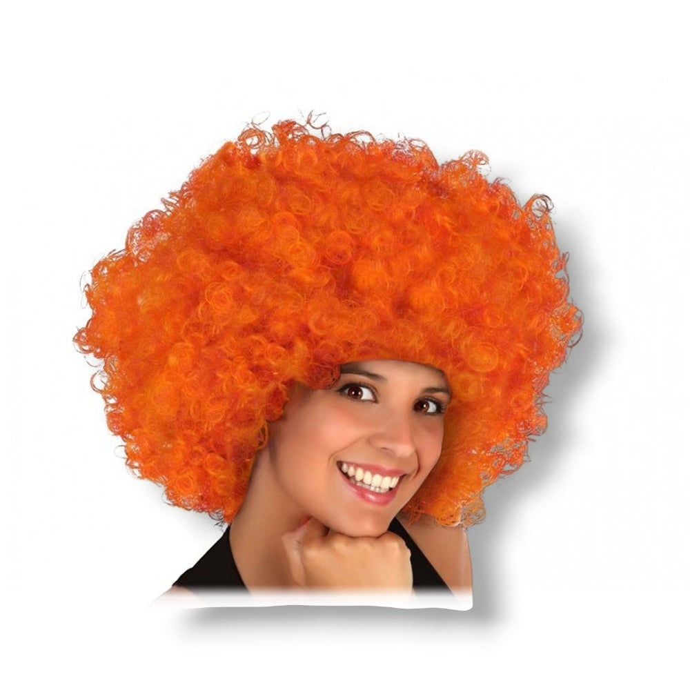 Mujer sonriente usando una peluca afro de color naranja brillante de PartyStore para fiestas y disfraces