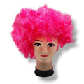 Peluca afro de color rosa vibrante para disfraz, exhibida en un maniquí de PartyStore