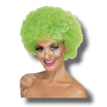 Mujer con peluca afro verde brillante de PartyStore, ideal para fiestas y disfraces temáticos