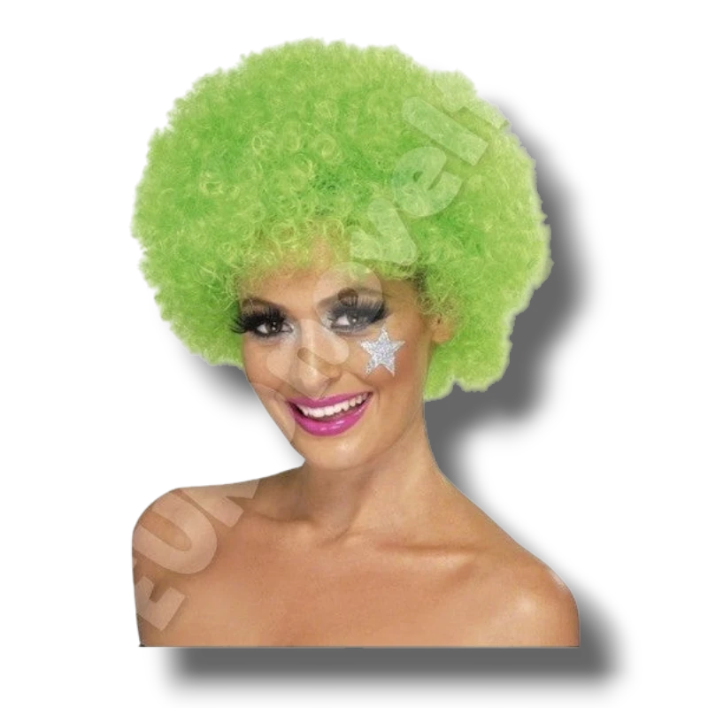 Mujer con peluca afro verde brillante de PartyStore, ideal para fiestas y disfraces temáticos