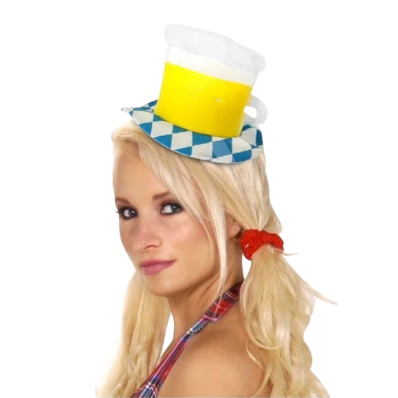 Sombrero mini de cerveza PartyStore con diseño de jarra y estampado de rombos azules y blancos sobre mujer rubia