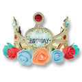 Tiara PartyStore con flores de colores, detalle de Happy Birthday y gemas rojas sobre base dorada para cumpleaños
